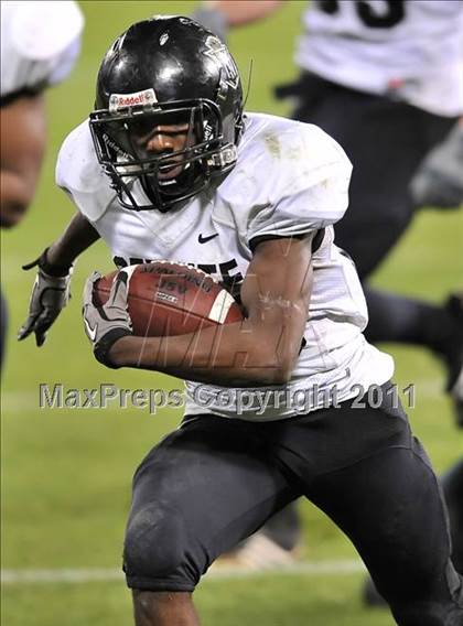 Thumbnail 3 in Mission Viejo vs. Servite (CIF-SS Pac-5 Division Final) photogallery.