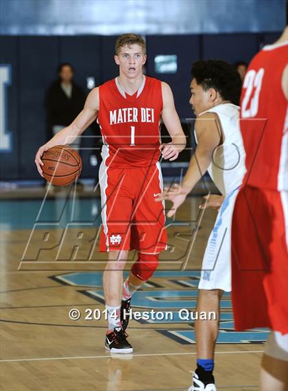Thumbnail 3 in Mater Dei vs. Corona del Mar (Beach Bash Classic) photogallery.