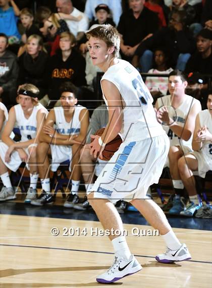 Thumbnail 2 in Mater Dei vs. Corona del Mar (Beach Bash Classic) photogallery.