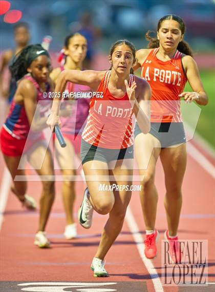 Thumbnail 3 in Panther Relays (4x400M) photogallery.
