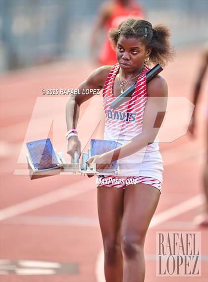 Thumbnail 2 in Panther Relays (4x400M) photogallery.