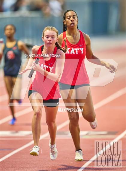 Thumbnail 2 in Panther Relays (4x400M) photogallery.