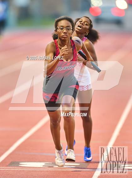 Thumbnail 3 in Panther Relays (4x400M) photogallery.