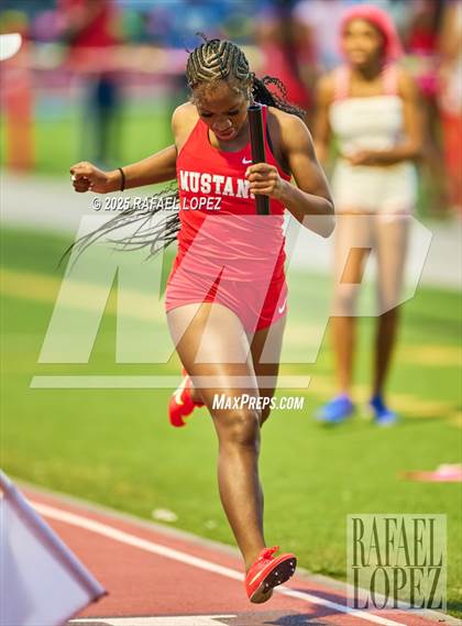 Thumbnail 2 in Panther Relays (4x400M) photogallery.