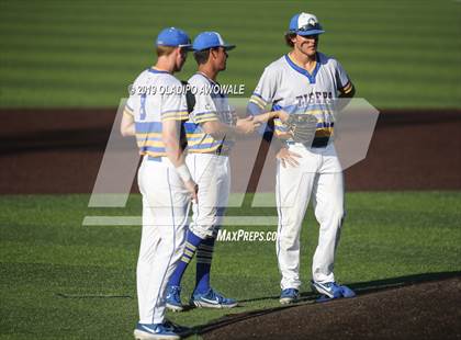 Thumbnail 1 in Corsicana vs. Midlothian (UIL 5A Regional Final) photogallery.