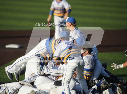 Thumbnail 1 in Corsicana vs. Midlothian (UIL 5A Regional Final) photogallery.