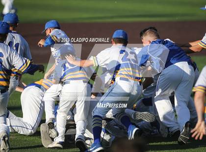 Thumbnail 3 in Corsicana vs. Midlothian (UIL 5A Regional Final) photogallery.