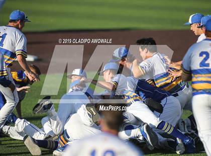 Thumbnail 1 in Corsicana vs. Midlothian (UIL 5A Regional Final) photogallery.