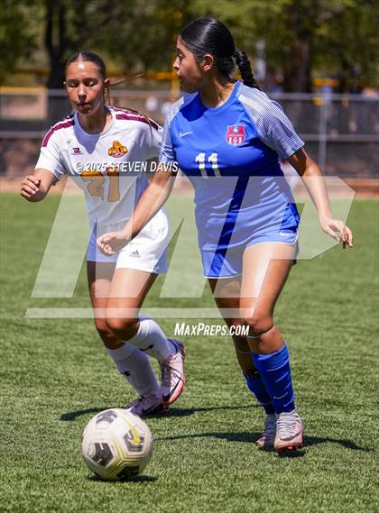 Thumbnail 3 in Winslow vs Camp Verde (Longhorn Invitational) photogallery.