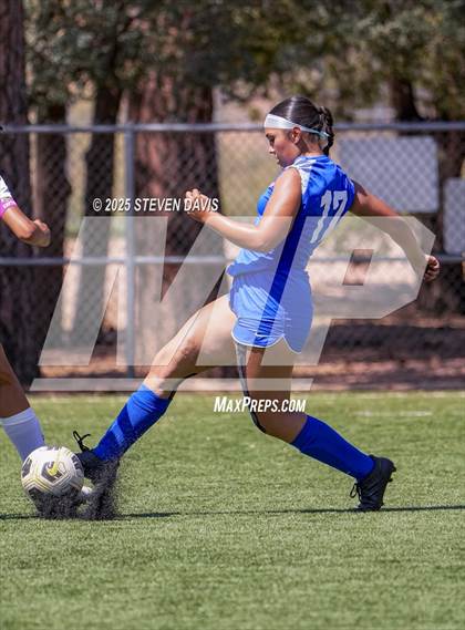 Thumbnail 3 in Winslow vs Camp Verde (Longhorn Invitational) photogallery.