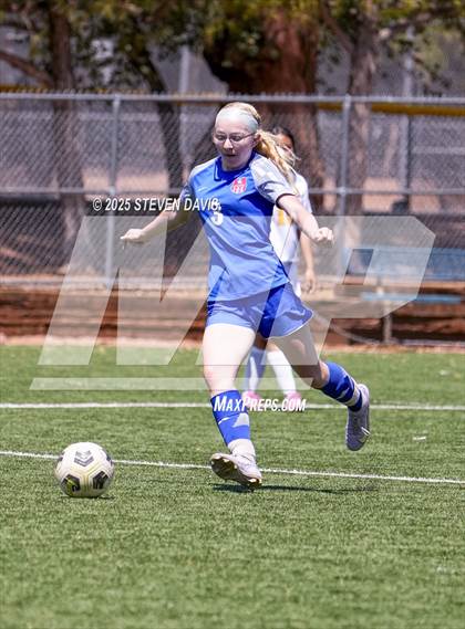 Thumbnail 2 in Winslow vs Camp Verde (Longhorn Invitational) photogallery.
