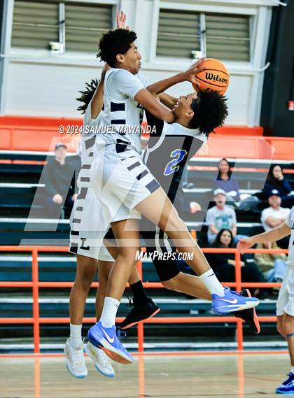 Thumbnail 2 in Loyola vs Poly photogallery.