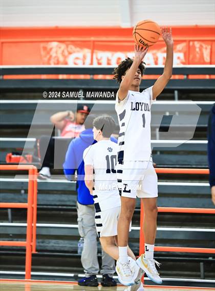 Thumbnail 3 in Loyola vs Poly photogallery.