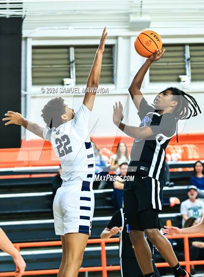 Thumbnail 1 in Loyola vs Poly photogallery.