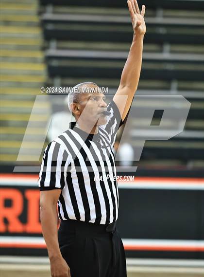 Thumbnail 3 in Loyola vs Poly photogallery.