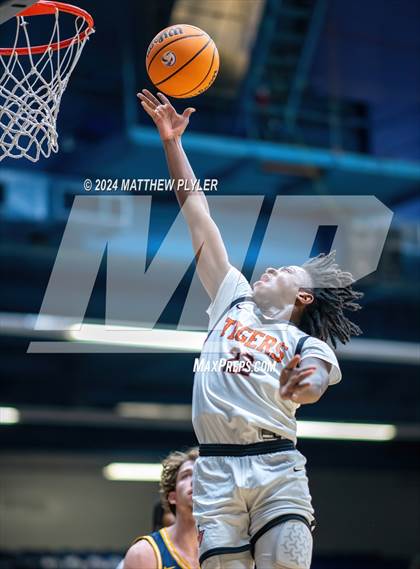 Thumbnail 1 in Fayetteville Academy vs. South View (Hoops and Dreams Showcase) photogallery.