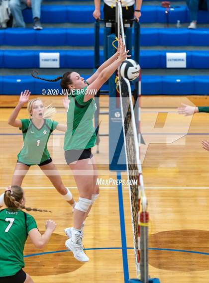 Thumbnail 1 in Cathedral vs Yorktown (IHSAA 4A Regional Semifinal) photogallery.