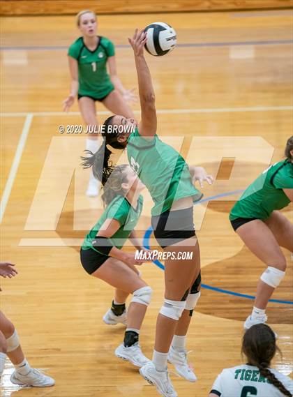Thumbnail 2 in Cathedral vs Yorktown (IHSAA 4A Regional Semifinal) photogallery.
