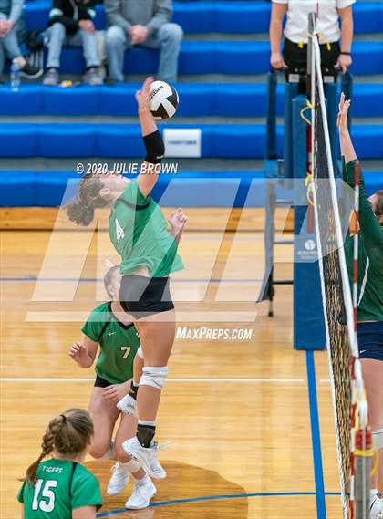 Thumbnail 1 in Cathedral vs Yorktown (IHSAA 4A Regional Semifinal) photogallery.