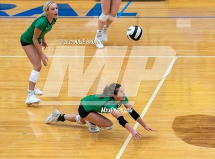 Thumbnail 1 in Cathedral vs Yorktown (IHSAA 4A Regional Semifinal) photogallery.