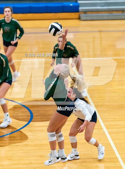 Thumbnail 1 in Cathedral vs Yorktown (IHSAA 4A Regional Semifinal) photogallery.