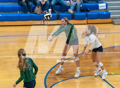 Thumbnail 1 in Cathedral vs Yorktown (IHSAA 4A Regional Semifinal) photogallery.