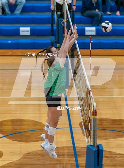 Thumbnail 3 in Cathedral vs Yorktown (IHSAA 4A Regional Semifinal) photogallery.