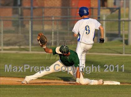 Thumbnail 3 in Blue Ridge vs Dodd City (UIL 1A Region 2 final) photogallery.