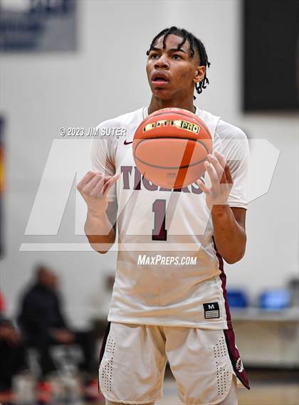 Thumbnail 1 in Furr vs Silsbee (UIL 4A Reg III Semifinal) photogallery.