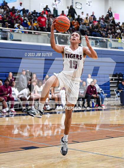 Thumbnail 1 in Furr vs Silsbee (UIL 4A Reg III Semifinal) photogallery.