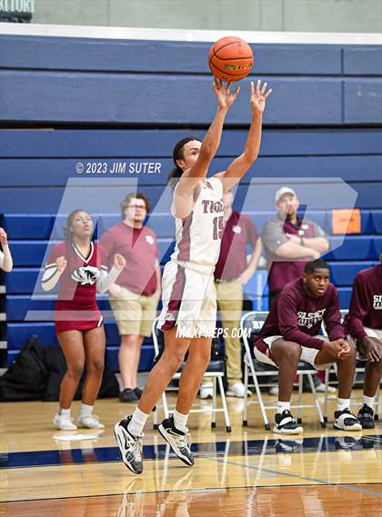Thumbnail 2 in Furr vs Silsbee (UIL 4A Reg III Semifinal) photogallery.