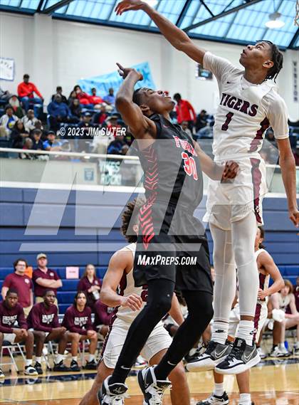 Thumbnail 2 in Furr vs Silsbee (UIL 4A Reg III Semifinal) photogallery.
