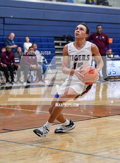 Thumbnail 1 in Furr vs Silsbee (UIL 4A Reg III Semifinal) photogallery.