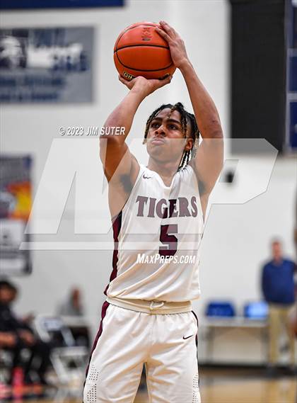 Thumbnail 2 in Furr vs Silsbee (UIL 4A Reg III Semifinal) photogallery.