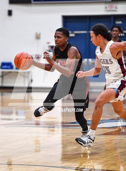 Thumbnail 2 in Furr vs Silsbee (UIL 4A Reg III Semifinal) photogallery.