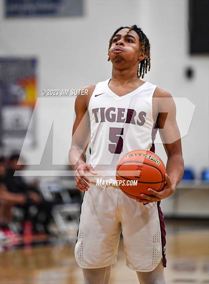 Thumbnail 1 in Furr vs Silsbee (UIL 4A Reg III Semifinal) photogallery.