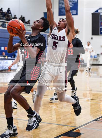 Thumbnail 1 in Furr vs Silsbee (UIL 4A Reg III Semifinal) photogallery.