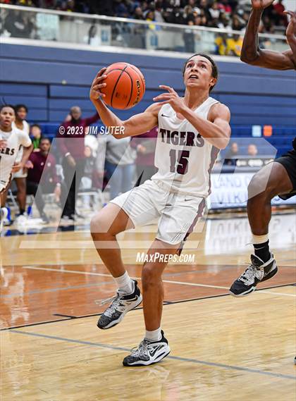Thumbnail 2 in Furr vs Silsbee (UIL 4A Reg III Semifinal) photogallery.