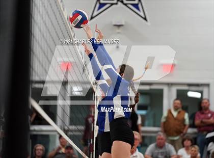 Thumbnail 2 in East Bernard vs. Hardin (UIL 3A Regional Quarterfinal) photogallery.