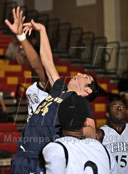 Thumbnail 2 in Miller vs. Bellevue (MaxPreps Holiday Classic) photogallery.