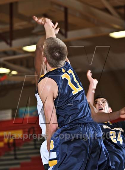 Thumbnail 3 in Miller vs. Bellevue (MaxPreps Holiday Classic) photogallery.