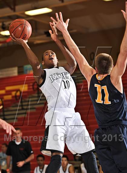Thumbnail 1 in Miller vs. Bellevue (MaxPreps Holiday Classic) photogallery.