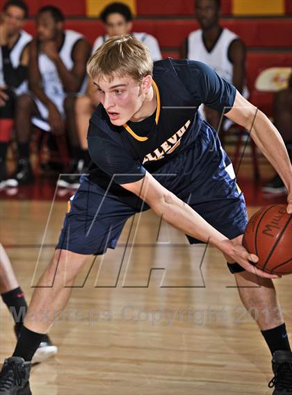 Thumbnail 2 in Miller vs. Bellevue (MaxPreps Holiday Classic) photogallery.