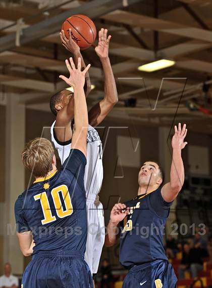 Thumbnail 1 in Miller vs. Bellevue (MaxPreps Holiday Classic) photogallery.