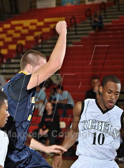 Thumbnail 2 in Miller vs. Bellevue (MaxPreps Holiday Classic) photogallery.