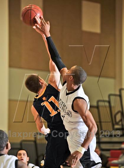 Thumbnail 2 in Miller vs. Bellevue (MaxPreps Holiday Classic) photogallery.