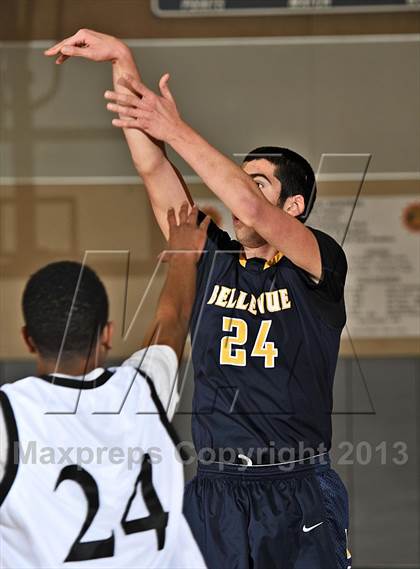 Thumbnail 1 in Miller vs. Bellevue (MaxPreps Holiday Classic) photogallery.