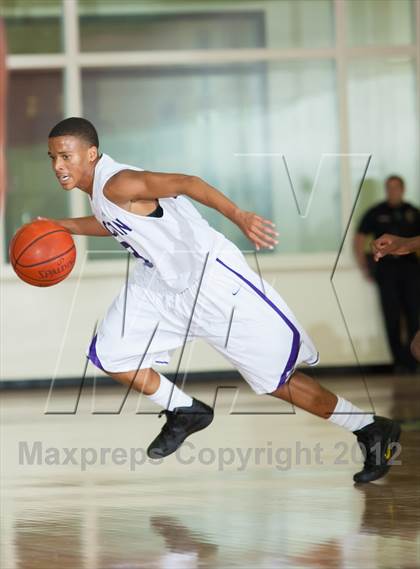 Thumbnail 1 in Lincoln vs South Oak Cliff (DFW Tip Off Classic) photogallery.