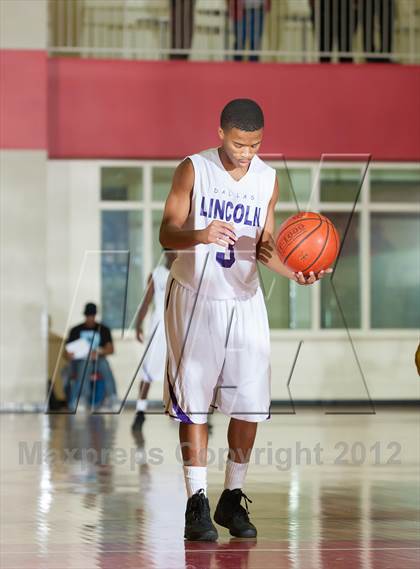 Thumbnail 2 in Lincoln vs South Oak Cliff (DFW Tip Off Classic) photogallery.