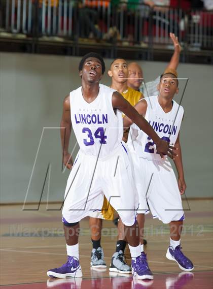 Thumbnail 2 in Lincoln vs South Oak Cliff (DFW Tip Off Classic) photogallery.